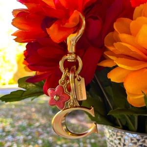 NWT!🌸🌸 COACH SIGNATURE C LOGO GOLD RESIN FLOWER BAG CHARM WITH KEYCHAIN!